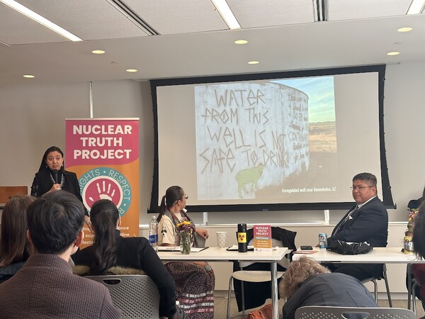 화면에 "이 우물물은 마실 수 없다"는 글이 떠 있다.  핵무기 실험으로 방사능에 오염된 나바호 선주민 지역.  사진 김찬휘