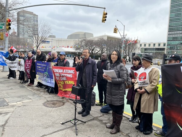 뉴욕 핵 폐기 집회에서 연설하는 이태재 회장.