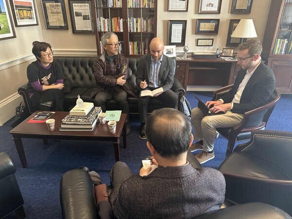 워싱턴의 국회의원실을 찾아가 한반도 평화협정, 피폭자 문제 등을 설명하고 얘기를 나눴다.