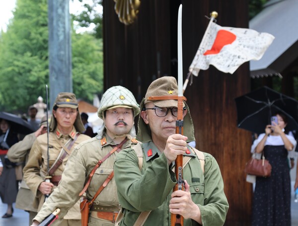 일본 패전일인 15일 태평양전쟁 A급 전범이 합사된 도쿄 지요다구 야스쿠니신사에서 군복을 입은 사람들이 칼을 들고 행진하고 있다. 2024.8.15 연합뉴스