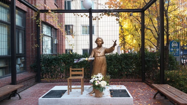 프란치스코 교육원 평화의 소녀상은 전국에 있는 고교생들이 학생회 차원에서 모금운동을 전개해 건립했다. 평화의 소녀상을 국내와 전 세계에 확산하는 데 기여한 인물이 일본군 위안부 출신 할머니들과 윤미향 정대협 사무처장이다. 사진=하성환 시민기자