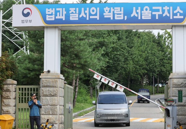 김건희 여사 관련 의혹을 수사하는 민중기 특별검사팀이 7일 윤석열 전 대통령의 체포에 실패한 뒤 경기도 의왕시 서울구치소를 나서고 있다. 2025.8.7 연합뉴스