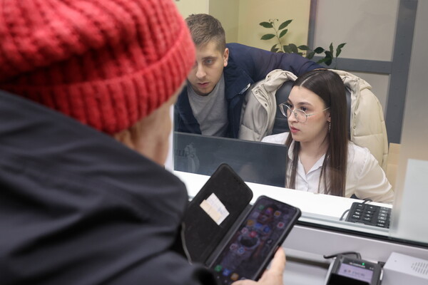 러시아 자포리자 지역의 한 피닉스 모바일폰 운영사무소에서 고객과 직원이 상담을 하고 있다. 자포리자 지역에 거주하는 30만 명 이상의 모바일폰 가입자들은 애초 외국인으로 등록돼 있었는데, 러시아로 편입됨에 따라 러시아 여권을 지참하여새로운 SIM 카드를 재등록해야 한다.  2025.4.7 타스 연합뉴스