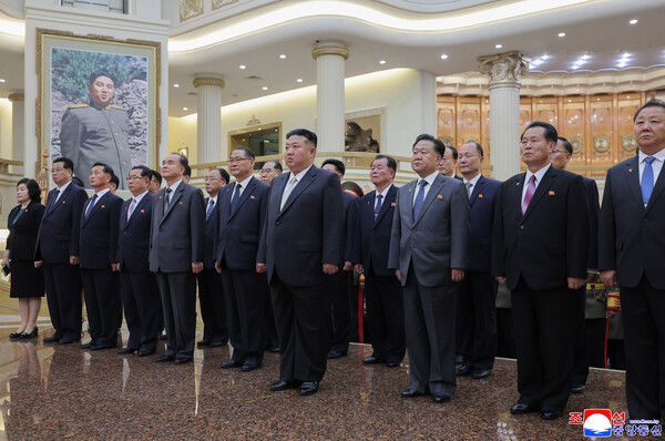  김정은 북한 국무위원장이 조국해방전쟁승리 72주년(7월 27일)을 맞아 지난 26일 조국해방전쟁승리기념관을 찾았다고 조선중앙통신이 27일 보도했다. 2025.7.27 연합뉴스