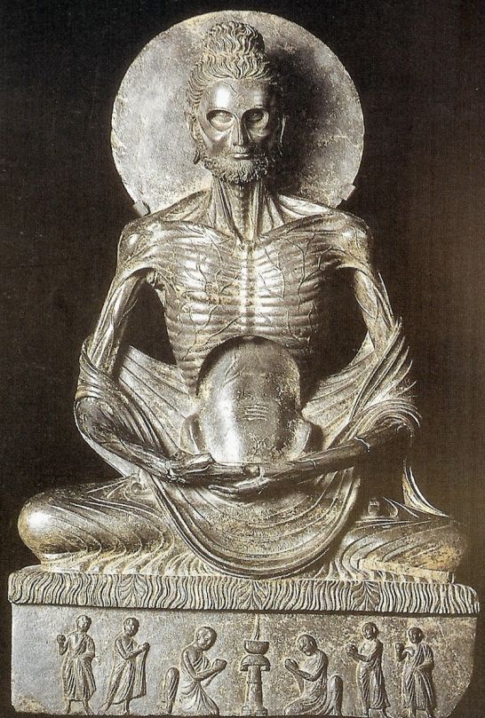 그림2) 파키스탄 라호르박물관이 소장하고 있는 석가모니 고행상(苦行像)이다. 파키스탄 국보 1호, 크기는 850x535x200mm, 제작 시기는 2~3세기, 재료는 편암(片岩)이다. 싯다르타가 6년의 고행 끝에 열반에 들 때의 조각상이다. 고행은 스스로의 바탈(本性)을 태우는 과정이다. 몸은 장작이요, 맘은 들숨날숨의 바람이다. 다석은 하루 한끼를 먹으면서 바탈태우를 이어갔다. 조각의 기단(基壇)을 잘 보라. 불꽃 하나가 타오르고 있다.