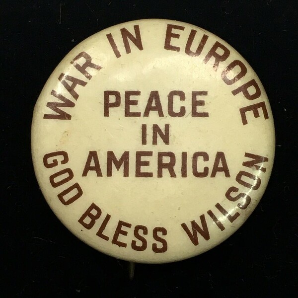 유럽은 전쟁 중이지만 윌슨 덕분에 미국은 평화롭다는 메시지를 담은 선거용 버튼. (WorshPoint)