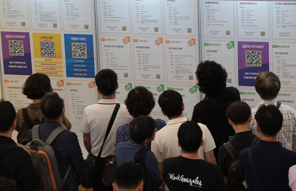 지난달 1일 서울 중구 동대문디자인플라자(DDP) 아트홀에서 열린 서울시 중장년 일자리박람회 2025에서 구직자들이 채용공고 게시대를 살펴보고 있다. 2025.7.1. 연합뉴스