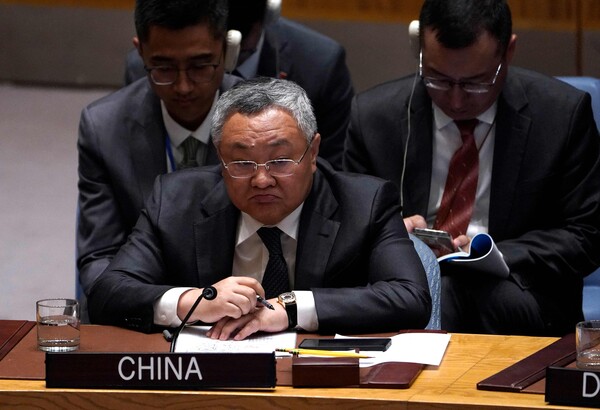 푸충 주유엔 중국 대사가 10일 유엔 안전보장이사회 긴급회의에서 이스라엘 정권의 가자 완전 점령 결정을 비판하고 있다. 2025. 08. 10 [AFP=연합뉴스]