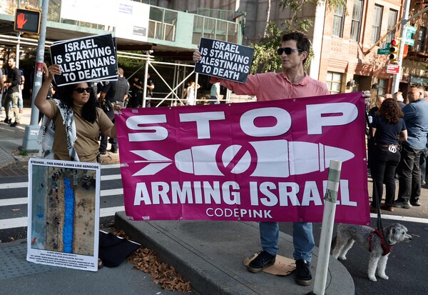 10일 이스라엘 정권의 가자 완전 점령 결정과 관련한 유엔 안전보장이사회 긴급회의가 진행 중인 뉴욕 유엔본부 앞에서 항의 시위가 벌어지고 있다. 2025. 08. 10 [AFP=연합뉴스]