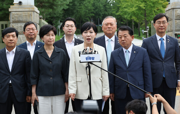 31일 전현희 위원장과 장경태 의원 등 특위 소속 의원 10여명이 여당의 '3대특검(내란·김건희·순직해병) 종합대응 특별위원회' 첫 일정으로 윤석열 전 대통령이 수감된 경기 의왕시 서울구치소를 방문해 김현우 서울구치소장과 면담하고 있다. 2025.7.31. 연합뉴스