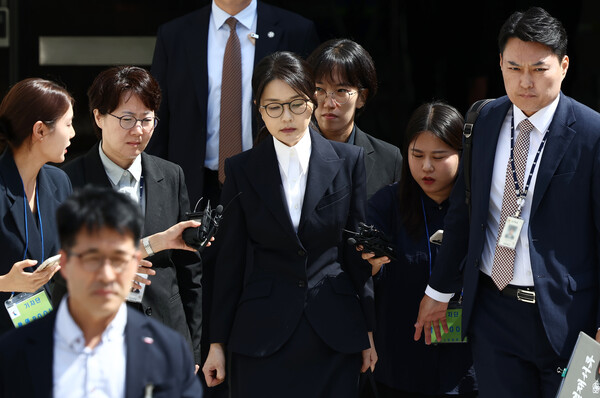 김건희 씨가 12일 구속 전 피의자 심문(영장실질심사)을 마친 뒤 서울 서초구 서울중앙지법을 나서고 있다. 2025.8.12 [사진공동취재단] 연합뉴스