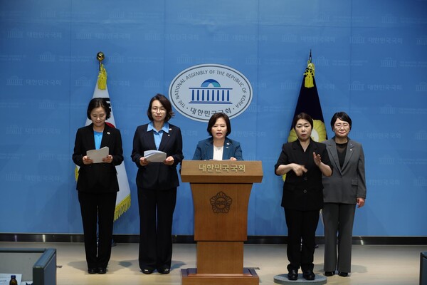 조국혁신당 김선민 대표 권한대행과 백선희·정춘생·이해민 의원은 12일 서울 여의도 국회 소통관에서 일본군 '위안부' 피해자 지원법 신속 처리 및 국회 평화의 소녀상 건립 촉구를 위한 기자회견을 열었다. 2025.8.12. 조국혁신당 홈페이지