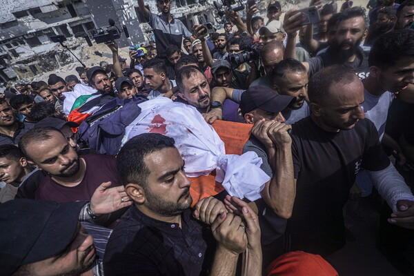 팔레스타인인들이 1일 가자시티 알-시파 병원 밖에서 이스라엘군이 공습, 살해한 알자지라 기자 아나스 알샤리프의 장례식 도중 그의 시신을 운구하고 있다. 2025. 08. 11 [EPA=연합뉴스]