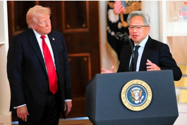 도널드 트럼프 대통령과 젠슨 황 엔비디아 CEO가 백악관에서 만난 뒤 기자회견을 하고 있다.  로이터 아사히신문 8월 12일