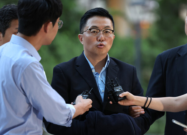 김건희 여사 일가의 '집사'로 지목된 김예성씨가 12일 귀국 직후 인천국제공항에서 체포돼 서울 종로구 김건희특검 사무실로 들어서며 취재진의 질문에 답하고 있다. 2025.8.12. 연합뉴스