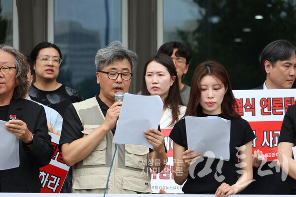 김영욱 언론노조 대전세종충남협의회장(좌측)과 유솔아 언론노조 디트NEWS24지부 조합원이 충청권 시도지사들의 언론탄압 행위를 규탄하는 기자회견문을 낭독하고 있다. 사진=임석규 시민기자