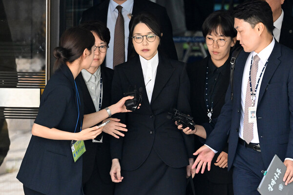 전직 대통령 윤석열의 부인 김건희가 12일 구속 전 피의자 심문(영장실질심사)을 마친 뒤 서울 서초구 서울중앙지법을 나서고 있다. 2025.8.12 [사진공동취재단] 연합뉴스