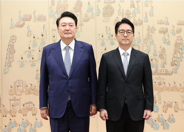 내란 수괴 피의자 윤석열이 대통령 재임 중이던 지난해 9월 18일 서울 용산 대통령실 청사에서 심우정 검찰총장에게 임명장을 수여한 뒤 기념 촬영을 하고 있다. 2025.8.13. 연합뉴스