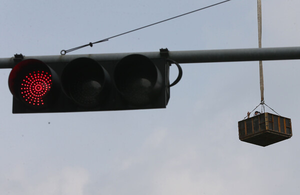 28일 오전 서울 강서구 우장산동의 한 공사장에서 노동자로 추정되는 남성이 타워크레인 위에서 "밀린 임금을 달라"며 시위를 벌이고 있다. 서울 강서소방서에 따르면 이 남성은 이날 오전 8시41분부터 체불임금 지불을 요구하며 15ｍ 상공에서 2시간 가까이 시위 중이다. 2012.9.28 연합뉴스 자료사진