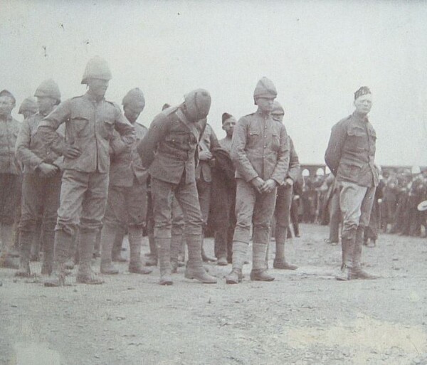 처칠은 남아프리카의 보어 전쟁에 종군기자로 참전해 포로가 됐지만, 포로수용소에서 탈출해 영국으로 돌아왔다. 포기를 모르는 그의 성품을 잘 보여주는 사건이었다. 오른쪽 끝이 처칠. (Churchill Archives Centre, Broadwater Collection)