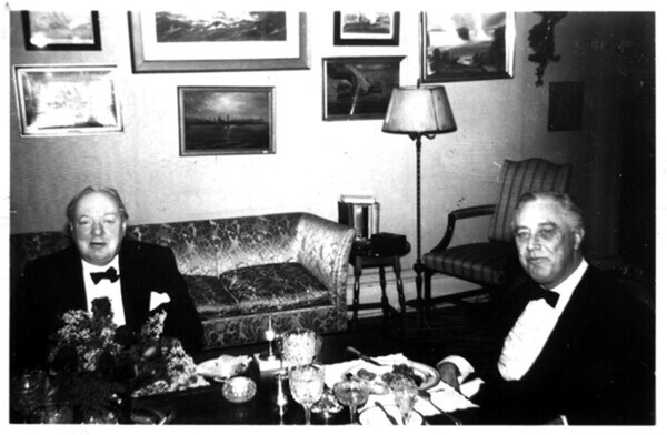 처칠과 루스벨트의 특수 관계는 술과 담배, 시가(Cigar) 그리고 새벽까지 이어진 깊은 대화로 유지됐다. 둘의 얼굴에서 취기가 배어난다. (US National Archives)