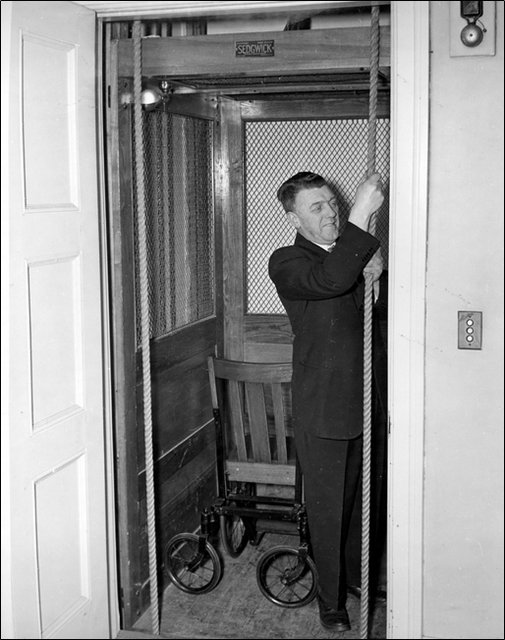 루스벨트가 사저에서 사용한 수동 엘리베이터. 전기가 끊어지면 움직이지 못할 것을 우려해 전동화하지 않았다. (Home of Franklin D. Roosevelt National Historic Site)