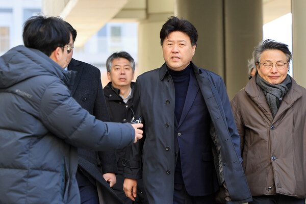 정치자금법 위반 혐의로 재판에 넘겨진 김용 전 민주연구원 부원장이 지난 2월 6일 서울 서초구 서울고등법원에서 열린 2심 선고 공판에 출석하고 있다.김씨는 민주당 내 대선 예비경선 전후인 2022년 4∼8월 유동규 전 성남도시개발공사 기획본부장 등과 공모해 남욱 변호사로부터 4차례에 걸쳐 대선자금 명목으로 8억4700만 원을 수수한 혐의로 재판에 넘겨졌다. 1심을 맡은 서울중앙지법 형사합의23부는 2023년 11월 김씨에게 징역 5년과 벌금 7천만원을 선고하고 6억7000만 원 추징을 명령한 바 있다. 2025.2.6. 연합뉴스