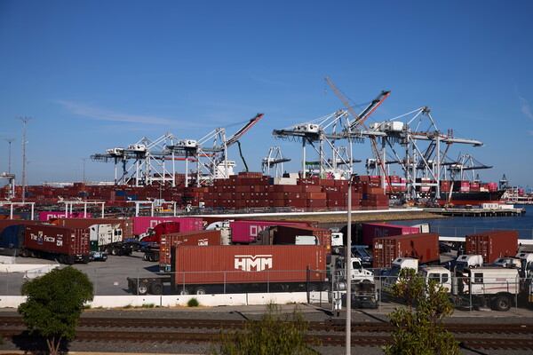 7월 9일, 미국 캘리포니아주 로스앤젤레스 항에서 컨테이너들이 선박에 적재 및 하역되고 있다. 도널드 트럼프 미국 대통령은 여러 국가에 서한을 보내 해당 국가의 대미 수입품에 대한 새로운 관세율을 제시했다. 2025.7.9. EPA 연합뉴스