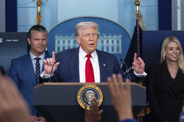 도널드 트럼프 대통령이 8월 11일 워싱턴 백악관 제임스 브래디 기자 브리핑룸에서 기자들과 대화하고 있다. 피트 헤그세스 국방장관(왼쪽)과 팸 본디 법무장관이 지켜보고 있다. 2025.8.11. AP 연합뉴스