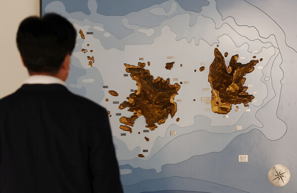 서울 영등포구 타임스퀘어에 위치한 동북아역사재단 독도체험관에서 한 시민이 독도 조감도를 살펴보고 있다. 2023.8.16. 연합뉴스