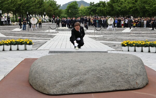더불어민주당 이재명 대선 후보가 23일 경남 김해시 진영읍 봉하마을을 방문해 노무현 전 대통령 묘역에서 헌화하고 있다. 2025.5.23 연합뉴스