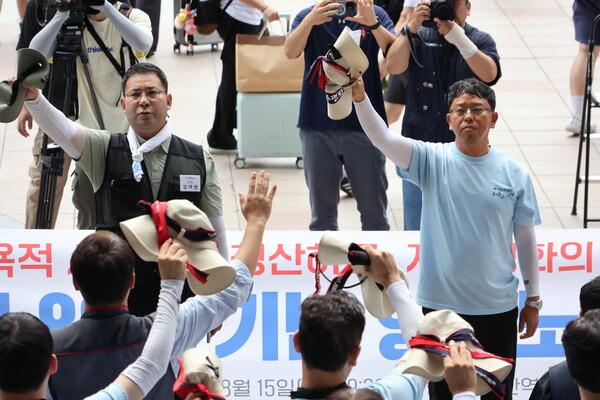 400여 명의 통일선봉대를 이끌었던 김광창 민주노총 서비스연맹 위원장(오른쪽)과 김대련 한국노총 공공연맹 수석부위원장. 2025.8.15. 사진=임석규 시민기자