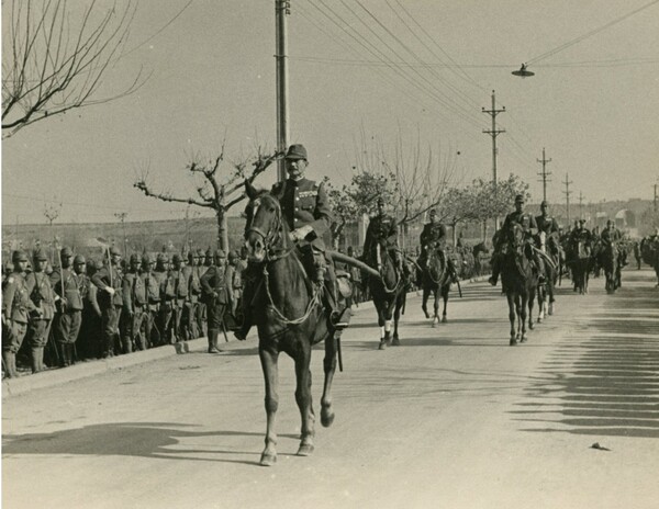 1937년 중국대륙을 침략한 일본군이 난징에 입성하고 있다. 맨 앞 말탄 자는 마쓰이 이와네 육군대장. 아사히신문 8월 14일