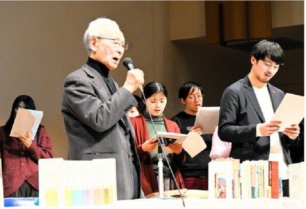 지난 2월 일본 오사카 강연장에서 '나의 사랑 클레멘타인'을 젊은이들과 함께 부르는 김시종 시인.  아사히신문 2월 17일