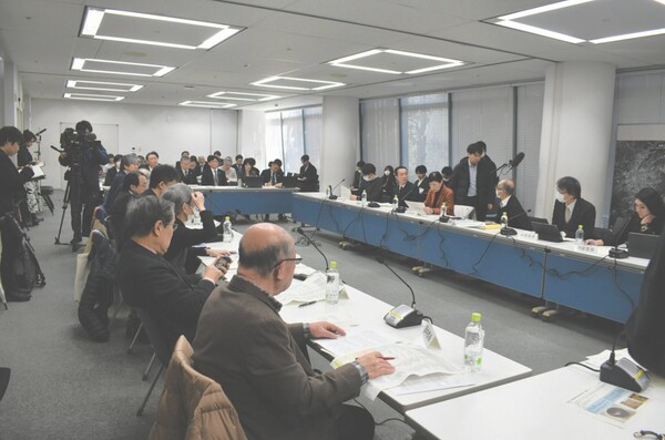 지난 3월 원폭자료관 전시내용 개보수에 관해 논의하는 나가사키 원폭자료관 운영심의회 위원들. 아사히신문 8월 14일