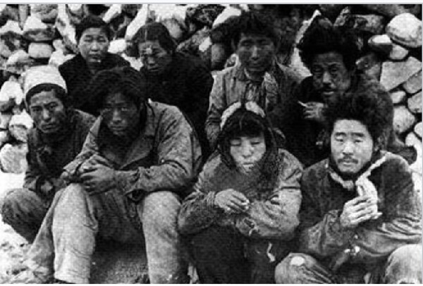 1948년 5월, 처형을 기다리는 제주 4.3 희생 주민들.   위키백과