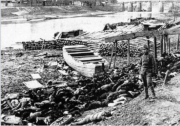 1937년 난징 대학살 당시 양쯔강 지류로 난징 시를 관통하는 친화이강 강변에 무수히 방치돼 있는 학살당한 중국인들 시신. 당시 일본군은 중국군과 민간인 포로 수만명을 긴 장대나무에 줄줄이 묶어 강에 밀어넣어 총을 난사해 죽이기도 했다는 내용이 '1937 이쿠미나'에 나온다.    위키백과 