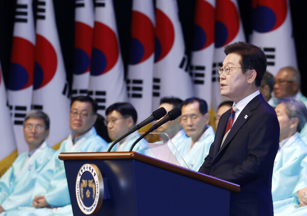 이재명 대통령이 15일 서울 세종문화회관에서 열린 80주년 광복절 경축식에서 경축사를 하고 있다. 2025.8.15 [대통령실통신사진기자단] 연합뉴스