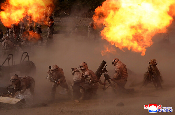 북한은 지난 11일 전군의 전쟁수행능력과 임전태세를 완비하기 위한 인민군 총참모부의 전투훈련계획에 따라 조선인민군 대연합부대관하 전술적 포병구분대들의 사격훈련경기를 진행했다고 조선중앙통신이 12일 보도했다. 이번 훈련은 박정천 노동당 중앙군사위원회 부위원장 겸 당 중앙위원회 비서가 참관했으며, 리영길 인민군 총참모장이 동행했다. 김정은 국무위원장은 참관하지 않았다. 2025.8.12 연합뉴스