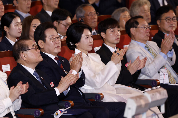 이재명 대통령과 김혜경 여사가 15일 서울 세종문화회관에서 열린 80주년 광복절 경축식에서 공연을 지켜본 뒤 박수치고 있다. 2025.8.15 [대통령실통신사진기자단] 연합뉴스