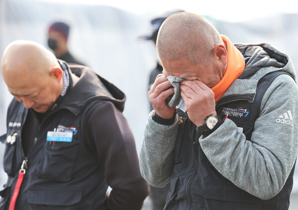 화물연대가 파업을 종료하고 현장 복귀를 결정한 경기도 의왕시 내륙컨테이너기지(ICD)에서 조합원이 눈물을 닦고 있다. 2022.12.9. 연합뉴스