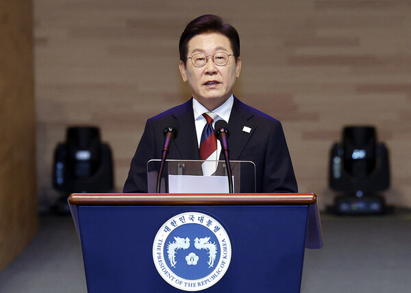 이재명 대통령이 15일 서울 세종문화회관에서 열린 80주년 광복절 경축식에서 경축사를 하고 있다. 2025.8.15. 연합뉴스