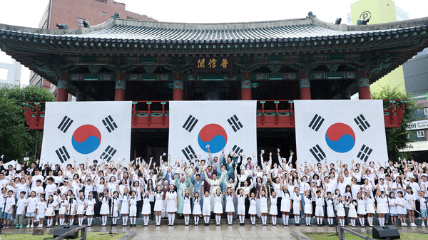 오세훈 서울 시장과 독립유공자 후손, 어린이 합창단원 등 참석자들이 15일 서울 종로구 보신각에서 열린 '제80주년 광복절 기념 타종행사'에서 만세삼창을 외치고 있다. 2025.8.15. [공동취재] 연합뉴스