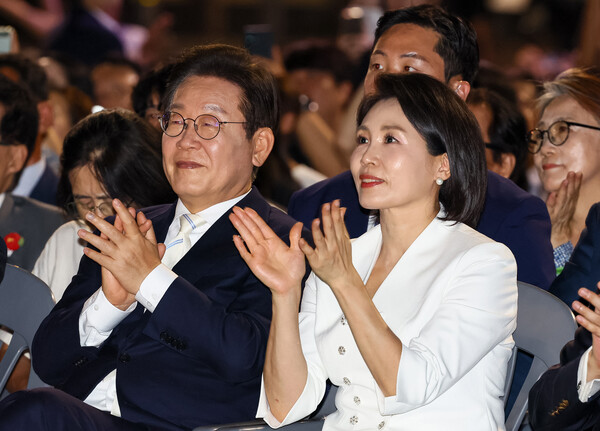  이재명 대통령과 김혜경 여사가 15일 서울 세종대로 광화문광장에서 열린 제21대 대통령 국민임명식 '광복 80년, 국민주권으로 미래를 세우다' 행사에서 박수치고 있다. 2025.8.15 연합뉴스