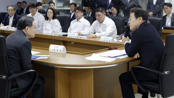 이재명 대통령이 25일 경기 시흥시 SPC 삼립 시흥 공장에서 열린 산업재해 근절 현장 노사간담회에서 허영인 SPC그룹 회장(왼쪽)과 논의하고 있다. 2025.7.25 [대통령실통신사진기자단] 연합뉴스