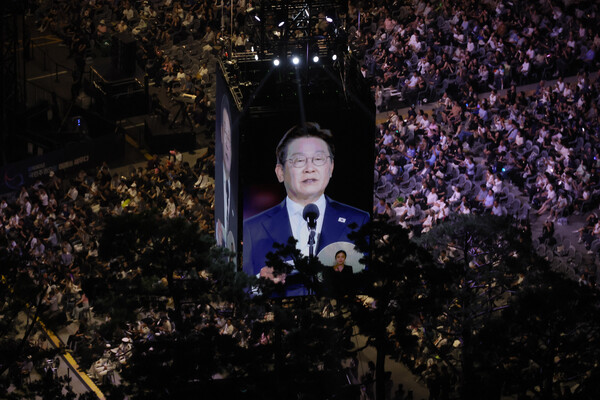 이재명 대통령이 15일 서울 광화문광장에서 열린 제21대 대통령 국민임명식 '광복 80년, 국민주권으로 미래를 세우다' 행사에서 국민 대표로부터 '빛의 임명장'을 받고 감사 인사를 하고 있다. 2025.8.15 연합뉴스