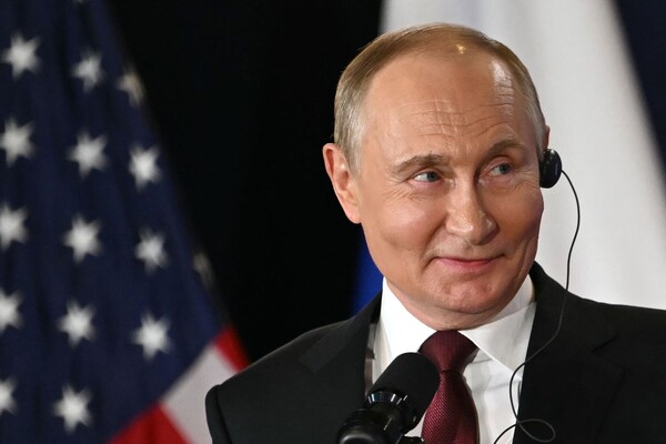 블라디미르 푸틴 러시아 대통령이 15일 알래스카 앵커리지의 엘먼도프-리처드슨 합동기지에서 정상회담 공동 기자회견 도중 도널드 트럼프 미국 대통령을 바라보며 웃음을 짓고 있다. 2025.8.15. AFP 연합뉴스 