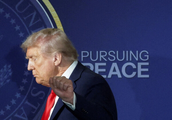 도널드 트럼프 미국 대통령이 15일 알래스카 앵커리지의 엘먼도프-리처드슨 합동기지에서 정상회담 공동 기자회견장을 떠나면서 취재진을 향해 주먹을 들어보이고 있다. 2025.8.15. 로이터 연합뉴스 