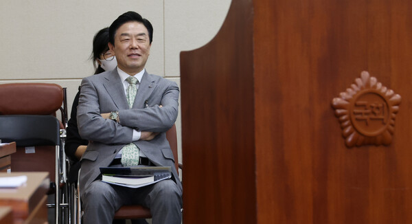 김형석 독립기념관장이 26일 오전 국회에서 열린 정무위원회 전체회의에서 더불어민주당 박상혁 의원의 질의 도중 자신과 관련된 발언이 나오자 팔짱을 낀 채 웃음을 짓고 있다. 이 모습을 본 같은 당 강준현 간사는 김 관장이 야당 의원 발언을 들으면서 "비웃는 표정을 짓고 있다"고 지적하며 경고를 줄 것을 윤한홍 위원장에게 요구했다. 2024.8.26. 연합뉴스