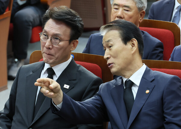 김민석 국무총리가 13일 서울 동작구 국립서울현충원 현충관에서 열린 독립유공자 유해봉환식에서 권오을 국가보훈부 장관과 대화하고 있다. 2025.8.13. 연합뉴스